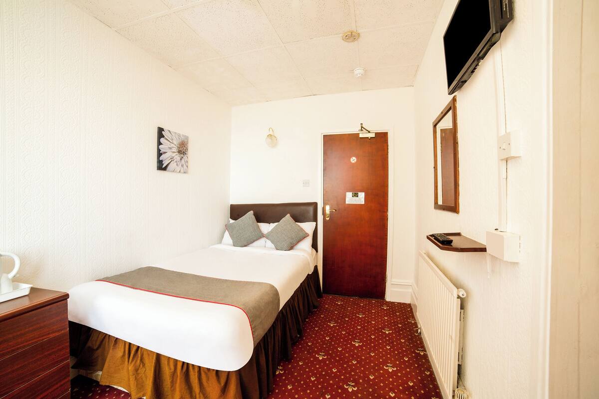 Standard Room, 1 Double Bed (View) | 1 bedroom, desk, bed sheets