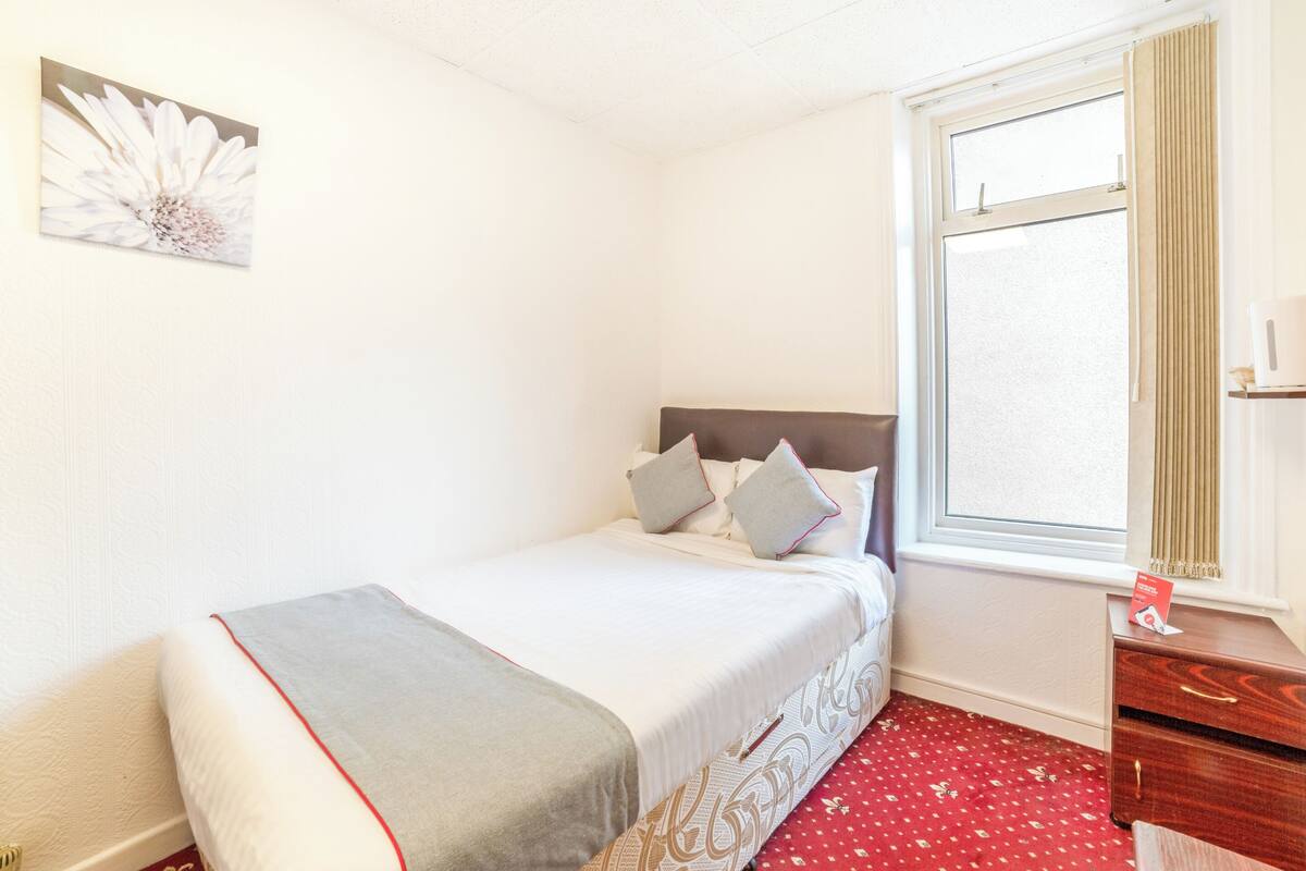 1 bedroom, desk, bed sheets