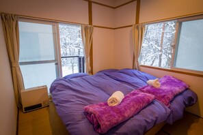 2 間臥室、羽絨被、書桌、遮光布/窗簾