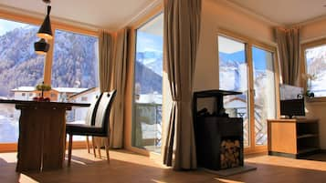 Deluxe-Apartment, 1 Schlafzimmer, Bergblick, Bergseite | Wohnbereich