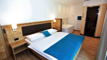 Deluxe-Apartment, 1 Schlafzimmer, Bergblick, Bergseite | Hochwertige Bettwaren, Zimmersafe, Verdunkelungsvorhänge