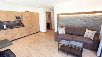Deluxe-Apartment, 1 Schlafzimmer, Bergblick, Bergseite | Wohnzimmer | 48-Zoll-Plasmafernseher mit Satellitenempfang, Fernseher, DVD-Player