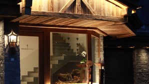 Un bâtiment moderne doté d’une façade en bois et d’une entrée en verre.