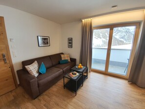 Standard Apartment | Living room | 48-inch plasma TV with satellite channels, TV, DVD player - Engadin Lodge (Samnaun)