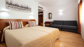 Quadruple Room | In-room safe, desk, blackout drapes, soundproofing