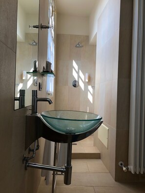 Camera Executive, vista montagna | Bagno | Vasca da bagno a immersione totale, set di cortesia gratuito