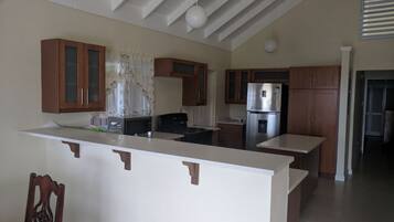 Family Villa, 3 Bedrooms, Garden View | Dapur peribadi | Peti sejuk/penyejuk beku saiz penuh, ketuhar gelombang mikro, ketuhar