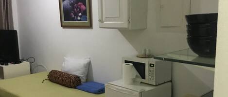 Studio | Private kitchenette | Full-size fridge, microwave, oven, stovetop