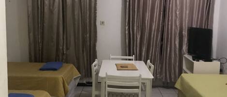 スタジオ | リビング エリア | 50 インチの薄型テレビ (ケーブル放送視聴可)、テレビ、DVD プレーヤー