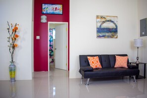 Villa familiale, 3 chambres, vue sur le jardin | Aire de séjour | Téléviseur à écran plat de 50 po avec télévision par câble, téléviseur