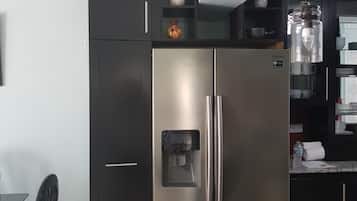 Apartamento urbano, 2 quartos | Cozinha privada | Geladeira grande, micro-ondas, fogão, cooktop