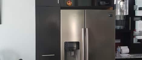 Appartement Ville, 2 chambres | Cuisine privée | Réfrigérateur grande capacité avec congélateur, four à micro-ondes