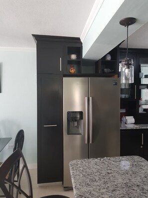 Refrigerador con freezer, microondas, horno, placa de cocina