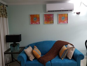 Departamento urbano, 2 habitaciones | Sala de estar | Televisión de pantalla plana de 50 pulgadas con canales por cable 