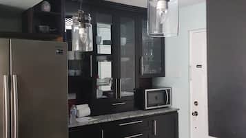 Apartamento urbano, 2 quartos | Cozinha privada | Geladeira grande, micro-ondas, fogão, cooktop