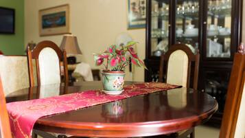 City Apartment, 2 Bedrooms | In-room dining