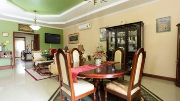 City Apartment, 2 Bedrooms | In-room dining