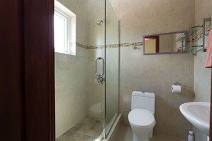 City Apartment, 2 Bedrooms | Bathroom | Combined shower/bathtub, free toiletries, hair dryer, towels - New Kingston Guest Apartment at Inglaterra I (Kingston)