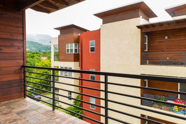 Dúplex urbano, 2 habitaciones | Balcón