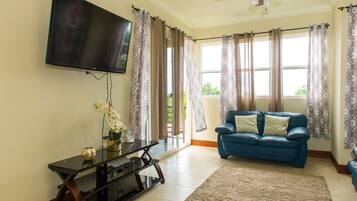 Dúplex City, 2 habitaciones | Sala de estar | Televisión de pantalla plana de 50 pulgadas con canales por cable