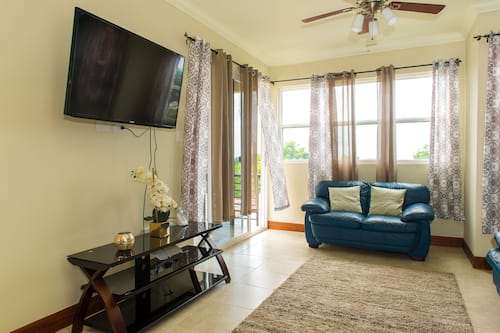 Chambre Duplex Ville, 2 chambres | Salle de séjour | Téléviseur à écran plat de 50 po avec télévision par câble, téléviseur