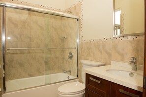 Dúplex urbano, 2 habitaciones | Baño | Tina con regadera, amenidades de baño gratuitas, secadora de cabello 