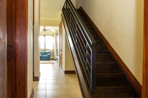 Duplex urbano, 2 quartos | Área de estar | TV de tela plana 50 polegadas com canais a cabo, TV, DVD player