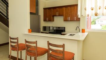 Refrigerador con freezer, microondas, horno, placa de cocina