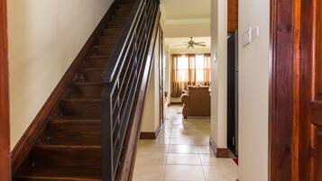 Apartamento City, 2 habitaciones | Zona de estar | Televisión de pantalla plana de 50 pulgadas con canales por cable