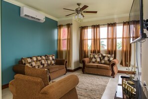 City Apartment, 2 Bedrooms | Living room