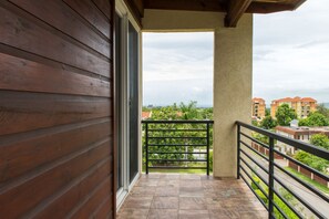 Terrace/patio - Kinsgton Modern Duplex Apartment with Pool (Kingston)