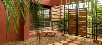 Kinsgton Modern Duplex Apartment with Pool