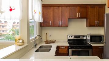 Apartamento City, 2 habitaciones | Cocina privada | Frigorífico grande, microondas, horno y placa de cocina