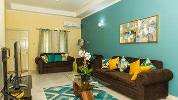 Apartamento superluxo, vista para a piscina | Sala de estar | TV de tela plana 50 polegadas com canais a cabo, TV, DVD player