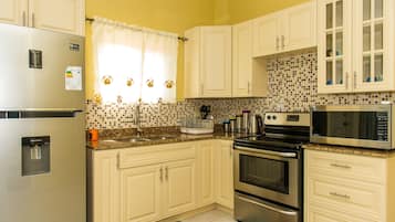 Apartamento superluxo, vista para a piscina | Cozinha privada | Geladeira grande, micro-ondas, fogão, cooktop