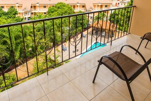 Departamento de lujo, vista a la alberca | Balcón