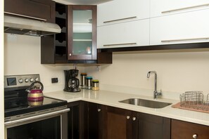 Penthouse de lujo, 1 cama King size | Cocina privada | Refrigerador con congelador, microondas, horno y parrilla de estufa 