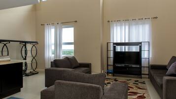 Cobertura superluxo, 1 cama King | Área de estar | TV de tela plana 50 polegadas com canais a cabo, TV, DVD player