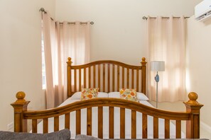 Egyptian cotton sheets, premium bedding, in-room safe - City Ridge Luxury Penthouse (Kingston)