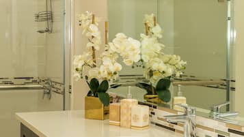 Apartamento superluxo, 2 quartos | Banheiro | Chuveiro/banheira combinados, produtos de toalete grátis