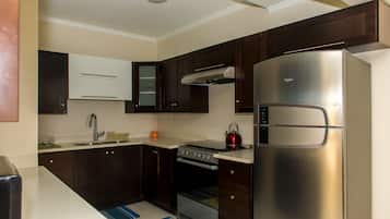 Apartamento superluxo, 2 quartos | Cozinha privada | Geladeira grande, micro-ondas, fogão, cooktop