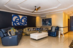 Family Apartment, Mountain View | Living room