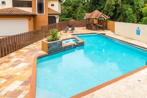 Outdoor pool - Kingston Luxury Family Retreat (Kingston)