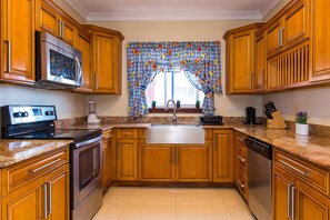 Family Apartment, Mountain View | Private kitchen