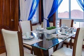 Family Apartment, Mountain View | In-room dining