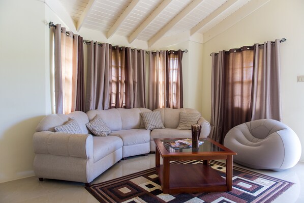 Villa familiar, 2 habitaciones | Sala de estar | Televisión de pantalla plana de 50 pulgadas con canales por cable