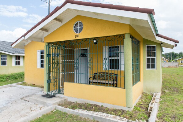 Property entrance - Ocho Rios Beach House at Dax Hall (Ocho Rios)