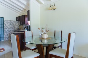 Villa familiar, 2 habitaciones | Servicio de comidas en la habitación