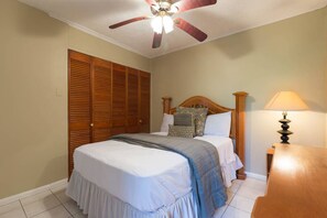 Departamento empresarial, vista al patio | 1 habitación, sábanas de algodón egipcio y ropa de cama de alta calidad 