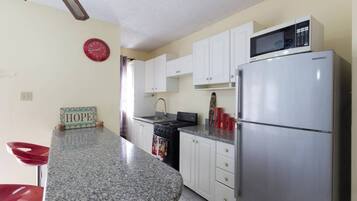 Business-lejlighed - 1 soveværelse | Privat køkken | Køleskab/fryser i fuld størrelse, mikrobølgeovn, ovn, kogeplade